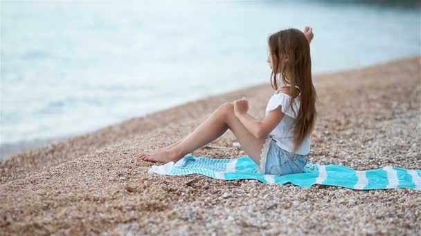 Cute little girl at beach during summer vacation — Stock Video