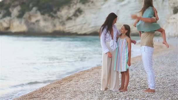 Foto de familia feliz divirtiéndose en la playa. Estilo de vida de verano — Vídeos de Stock