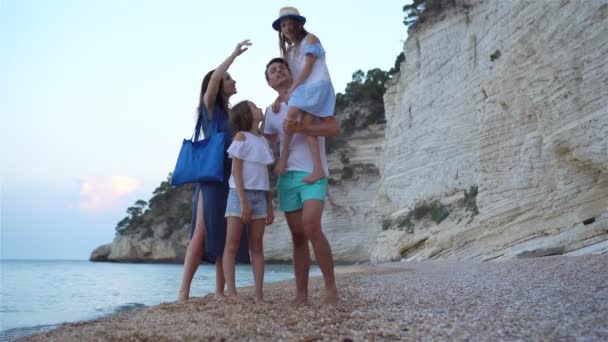 Foto de familia feliz divirtiéndose en la playa. Estilo de vida de verano — Vídeos de Stock