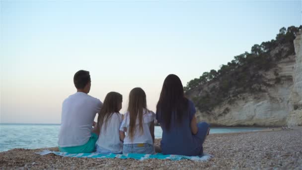 Foto de família feliz se divertindo na praia. Estilo de vida de verão — Vídeo de Stock