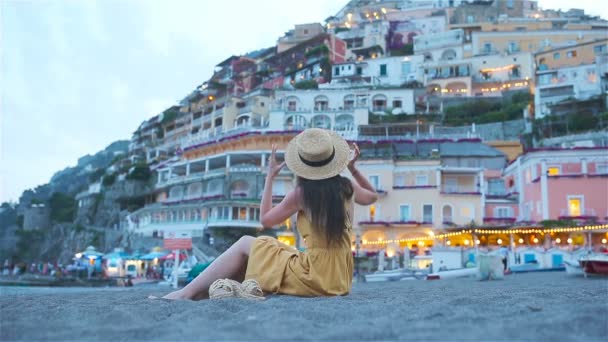Nyaralás Olaszországban. Fiatal nő Positano faluban a háttérben, Amalfi Coast, Olaszország — Stock videók