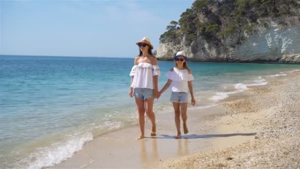 Mooie moeder en dochter aan het strand genieten van zomervakantie. — Stockvideo