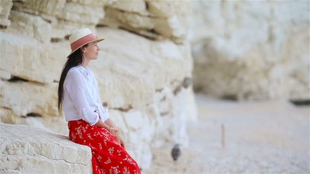 年轻的美丽的女人在热带海滩度假的帽子. — 图库视频影像