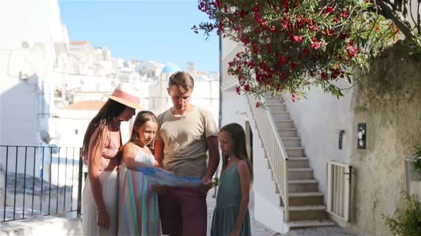 Famille de quatre personnes en vacances en Europe . — Video