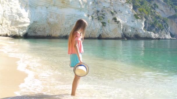 해변에 홀로 있는 사랑 스러운 어린 소녀 — 비디오