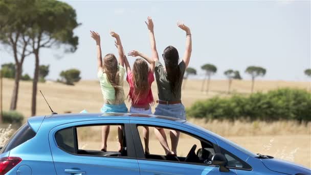 Sommerliche Autofahrt und junge Familie im Urlaub — Stockvideo