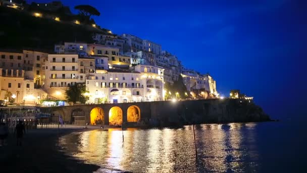 Kauniita rannikkokaupunkeja Italiassa - luonnonkaunis Amalfin kylä Amalfin rannikolla — kuvapankkivideo