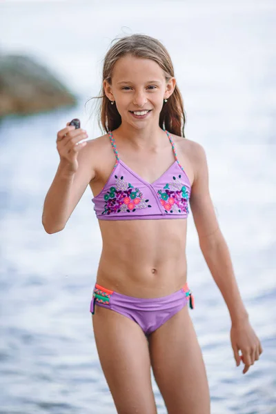 Carino bambina sulla spiaggia durante le vacanze estive — Foto Stock
