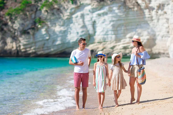 Glückliche schöne Familie mit Kindern am Strand — Stockfoto