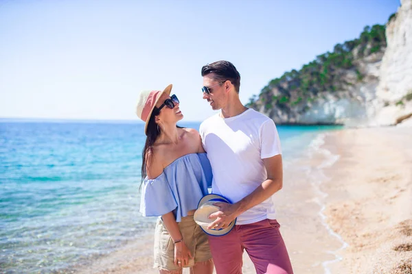 Junges Paar am weißen Strand im Sommerurlaub. — Stockfoto