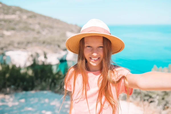 Μικρό κορίτσι σε διακοπές ταξίδι φόντο όμορφο τοπίο — Φωτογραφία Αρχείου