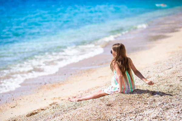 Menina bonito na praia durante as férias de verão — Fotografia de Stock