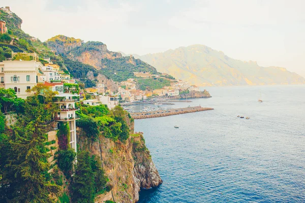 Belas cidades costeiras da Itália - aldeia Amalfi cênica na costa de Amalfi — Fotografia de Stock