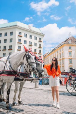 Şehirde yürüyen kadın. İtalyan şehri açık havada genç çekici turist