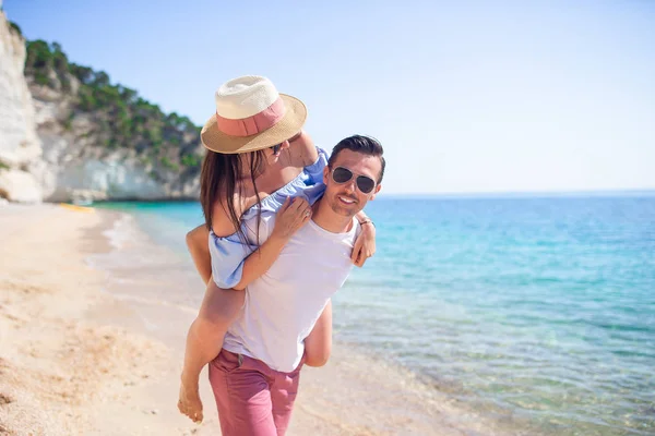 Jong stel op wit strand tijdens zomervakantie. — Stockfoto