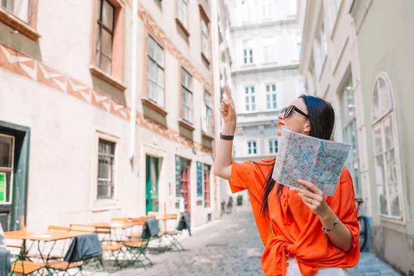 Mladá žena s mapa města ve městě. Cestovní turistické dívka s mapou ve Vídni venku během svátků v Evropě. — Stock fotografie