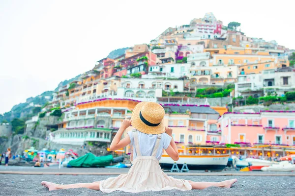 Urocza dziewczynka w ciepły i słoneczny letni dzień w miasteczku Positano we Włoszech — Zdjęcie stockowe
