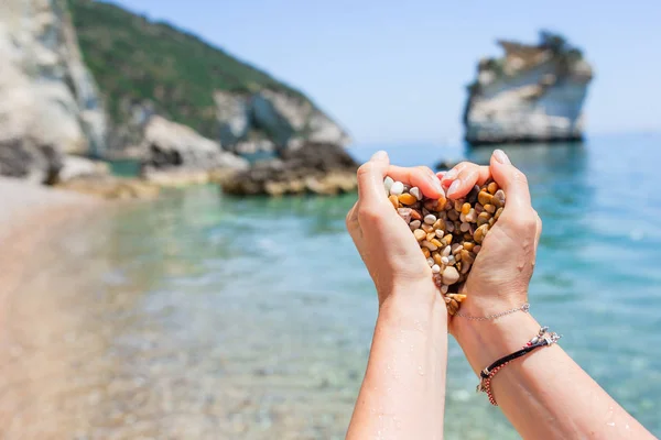 Símbolo del corazón hecho con manos de piedras — Foto de Stock