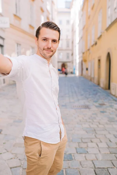 Jongeman achtergrond de oude europese stad nemen selfie — Stockfoto