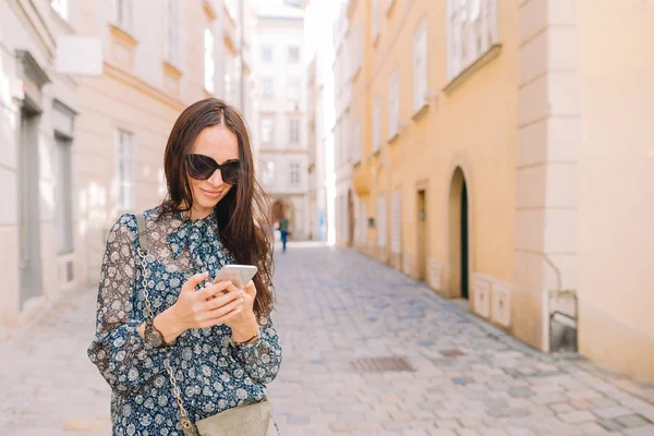 Žena mluvit o její smartphone v městě. Mladá atraktivní turistické venku v italském městě — Stock fotografie