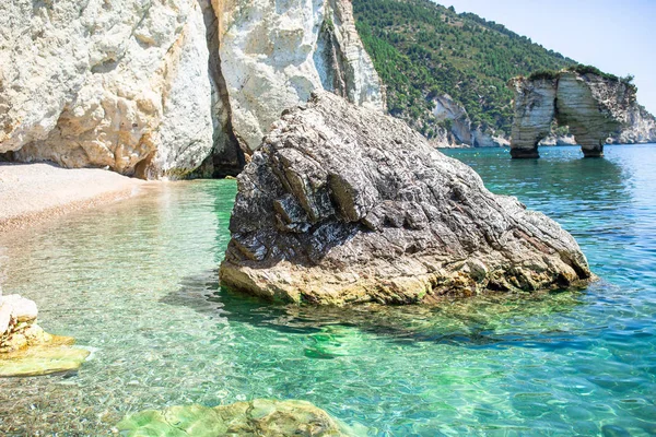 Impressionante bela vista deslumbrante da praia branca tropical e do mar no dia ensolarado de verão — Fotografia de Stock