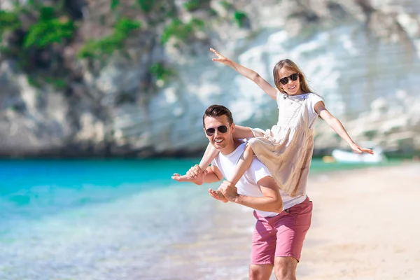 Ragazzina e papà felice si divertono durante le vacanze al mare — Foto Stock