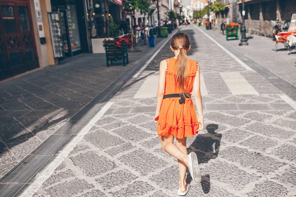 Adorable little girl in european city outdoors — Stock Photo, Image