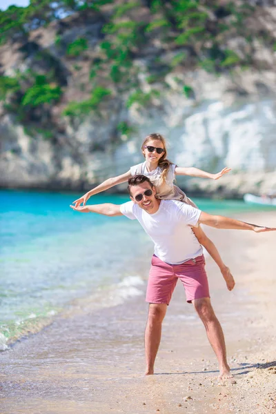 Ragazzina e papà felice si divertono durante le vacanze al mare — Foto Stock