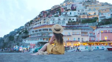 İtalya 'da yaz tatili. Arka planda Positano köyündeki genç kadın, Amalfi Sahili, İtalya