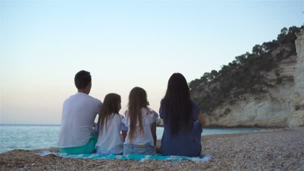 Feliz hermosa familia con niños en la playa — Vídeo de stock