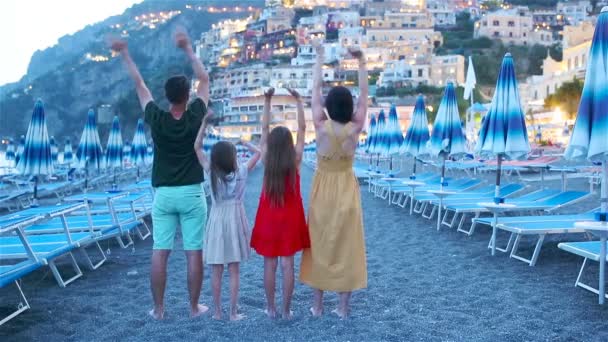 Familj framför Positano på Amalfikusten i Italien i solnedgången — Stockvideo