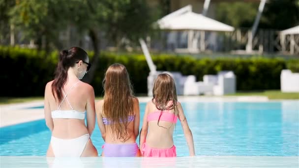 Mãe e duas crianças desfrutando de férias de verão na piscina de luxo — Vídeo de Stock