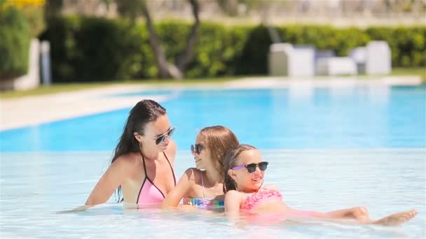 Madre y dos niños disfrutando de vacaciones de verano en la piscina de lujo — Vídeos de Stock