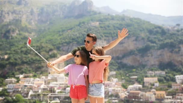 Far och barn tar selfie foto bakgrund Positano stad i Italien på Amalfikusten — Stockvideo