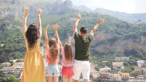 이탈리아의 아말렉 해안에서 휴가를 보내고 있는 가족 — 비디오