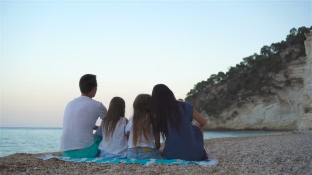 Glad vacker familj med barn på stranden — Stockvideo