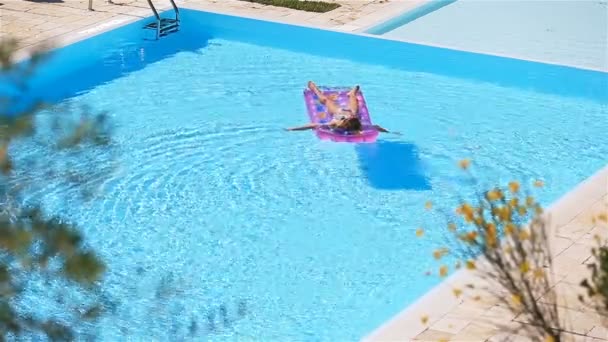 Criança adorável jogar na piscina exterior — Vídeo de Stock