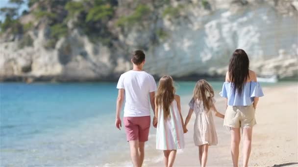 Feliz hermosa familia con niños en la playa — Vídeo de stock