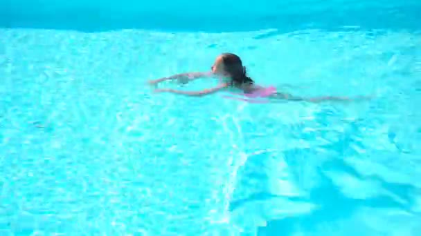 Adorable niña nadando en la piscina al aire libre — Vídeo de stock