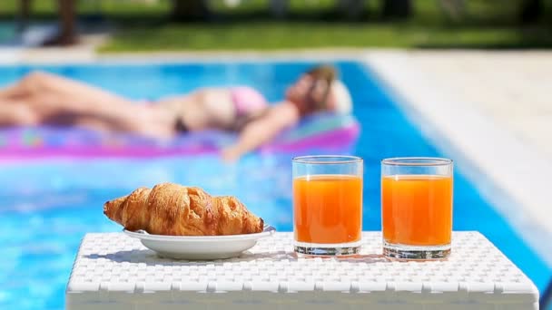 Delicioso desayuno junto a la piscina — Vídeos de Stock