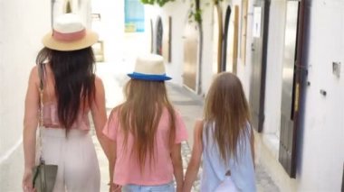 İtalyan tatil sırasında rahat sokakta Mutlu anne ve küçük sevimli kızlar.