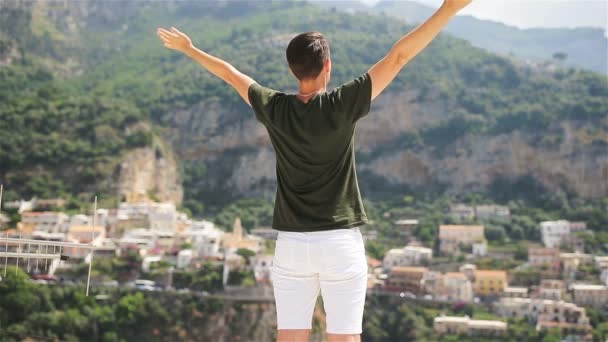 Férias de verão na Itália. Jovem em Positano aldeia ao fundo, Costa Amalfitana, Itália — Vídeo de Stock