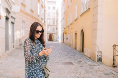 Kadın konuşmak yanında onun smartphone City. İtalyan şehri açık havada genç çekici turist