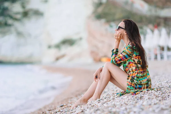 Kobieta leżąca na plaży, ciesząca się wakacjami i patrząca na morze — Zdjęcie stockowe