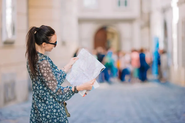 市では市内地図を持つ若い女性。ヨーロッパで休暇中にウィーンの地図と観光女の子をアウトドア旅行します。. — ストック写真