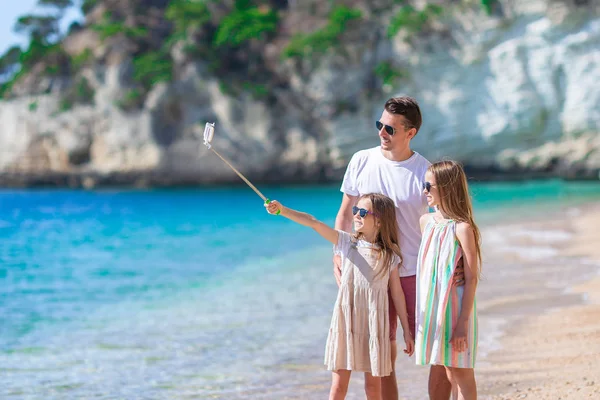Glückliche schöne Familie mit Vater und Kindern am weißen Strand — Stockfoto