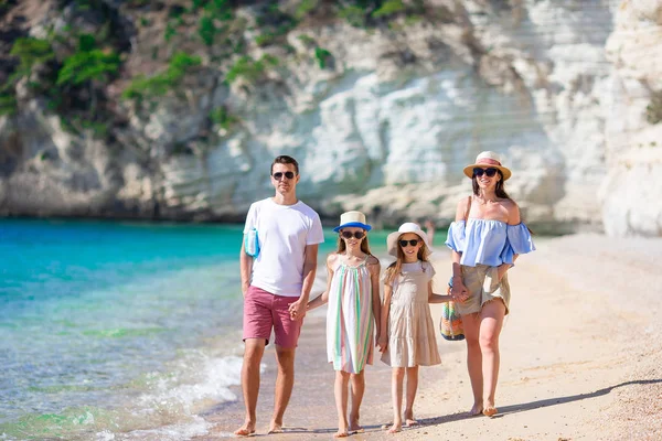 Glückliche schöne Familie mit Kindern am Strand — Stockfoto