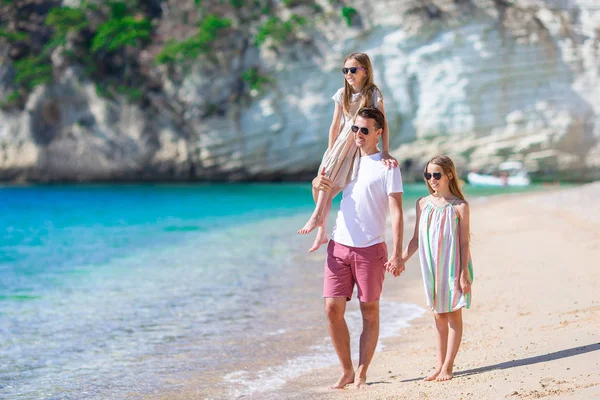 ビーチで夏休みを楽しむ父と子供たち — ストック写真