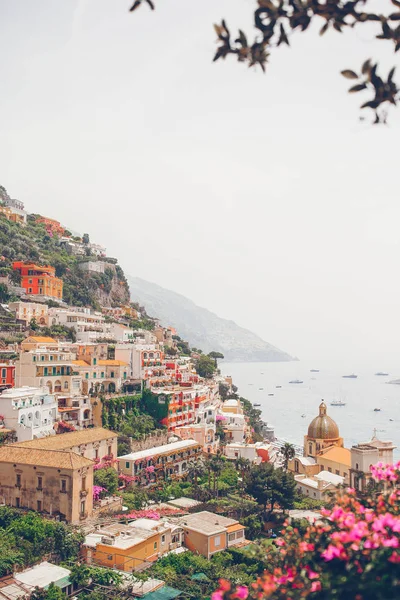 Vista da cidade de Positano com flores — Fotografia de Stock