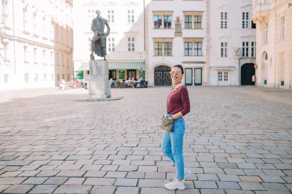 Mujer joven en Viena al aire libre durante las vacaciones en Europa . — Foto de Stock